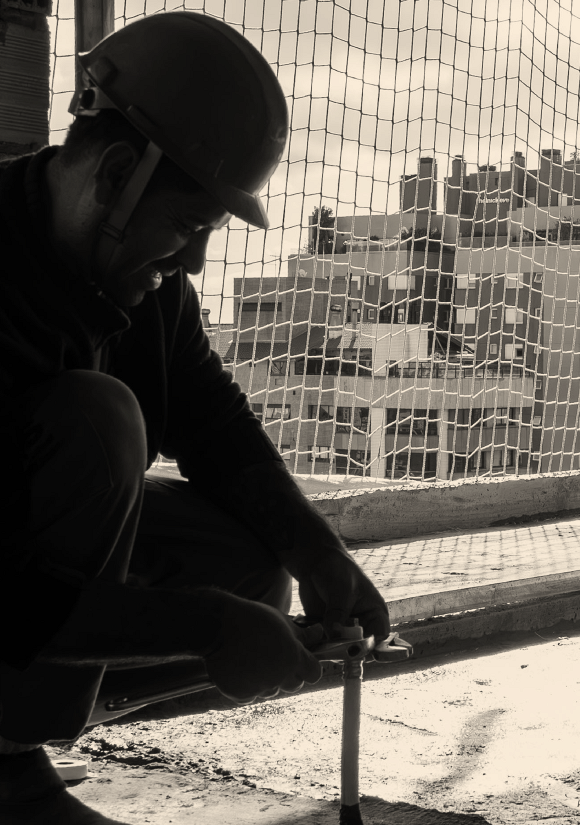 Homem trabalhando em tubulação do apartamento em obras no Mansa.