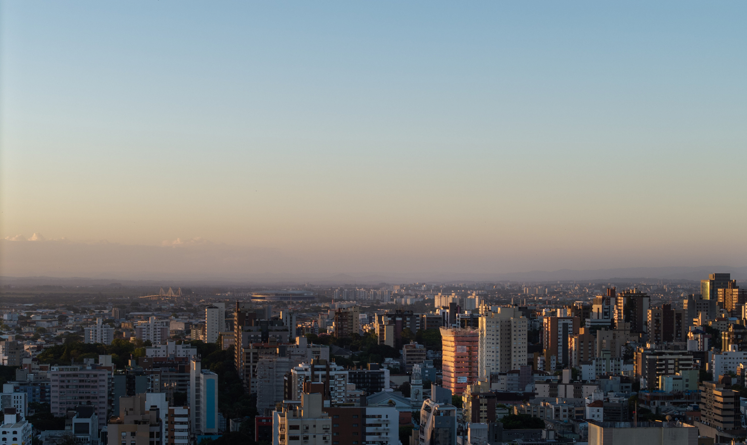 Empreendimento Mansa em destaque na cidade visto ao pôr do sol.
