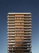 Torre residencial com fachada vertical em brises de madeira, vista de baixo.