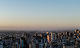 Empreendimento Mansa em destaque na cidade visto ao pôr do sol.