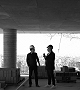 Rafael e Marcos conversam dentro de apartamento em obra no Brava.